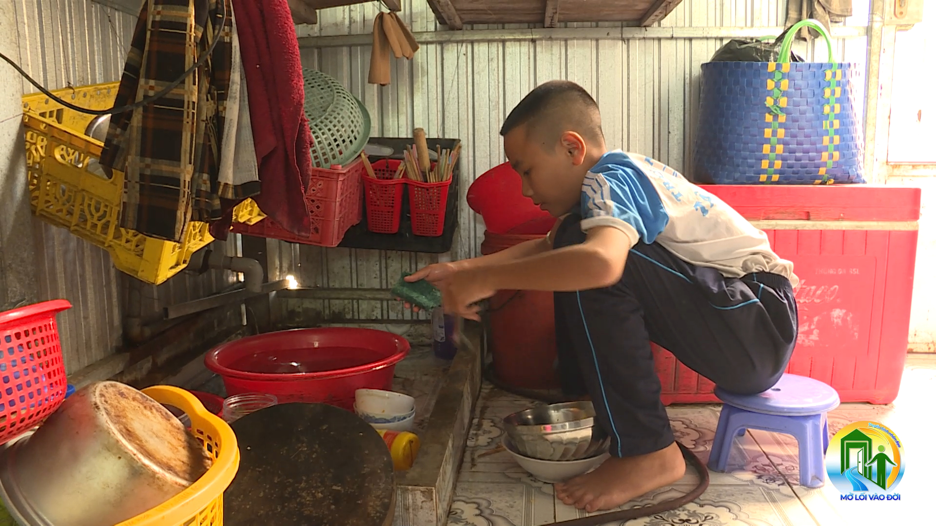 10 tháng tuổi, bị mẹ bỏ rơ, nay là đôi mắt dẫn người Cô mù đi bán vé số